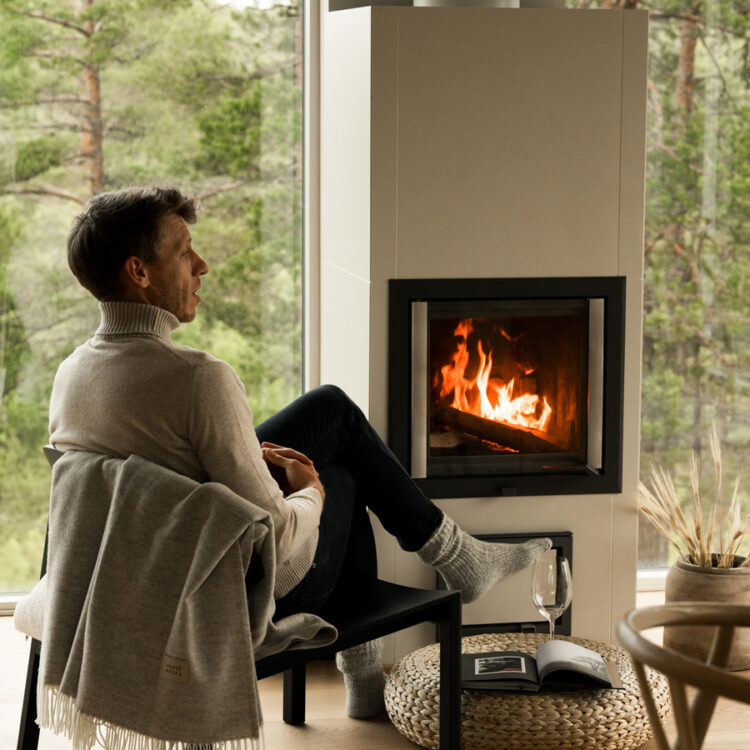 NunnaUuni Specksteinofen Gratia Ceramic und Mann